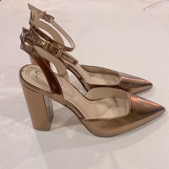 Jessica Simpson Women’s Nazela Pointed Toe Pump - Picture 4 of 8